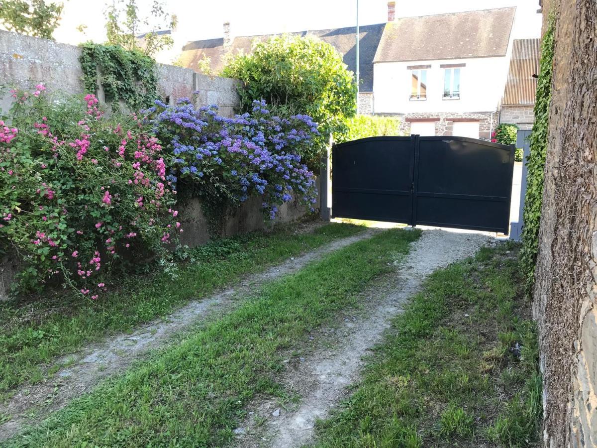 Hébergements situés à 6 kms du Mont Saint Michel Tanis Exterior foto
